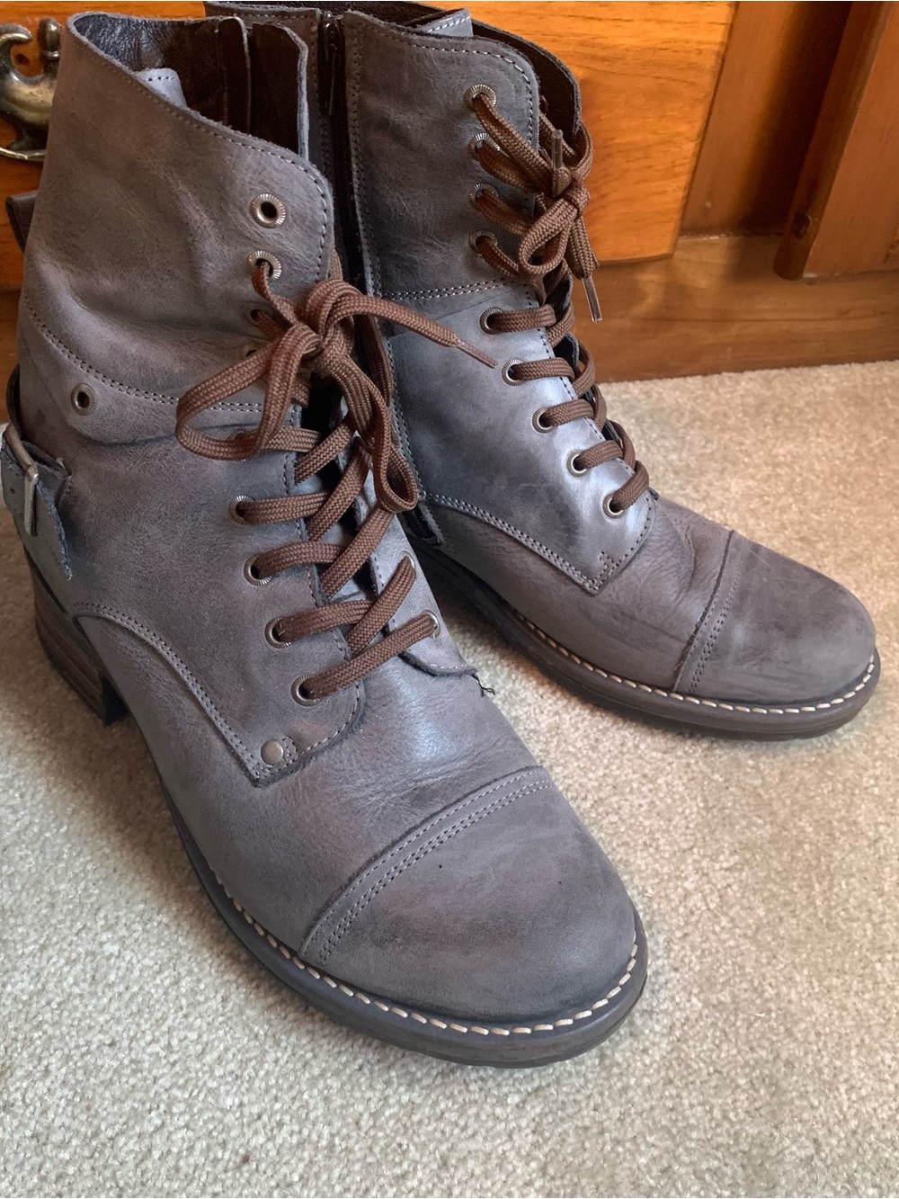 TAOS Footwear Gray Lace-Up Leather Combat Boots